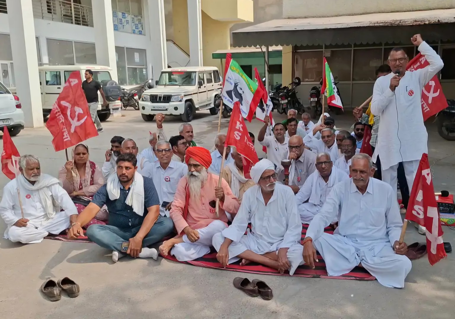 हिसार में मंडी कार्यालय पर तालाबंदी, MSP और खाद की कमी पर किसानों का प्रदर्शन