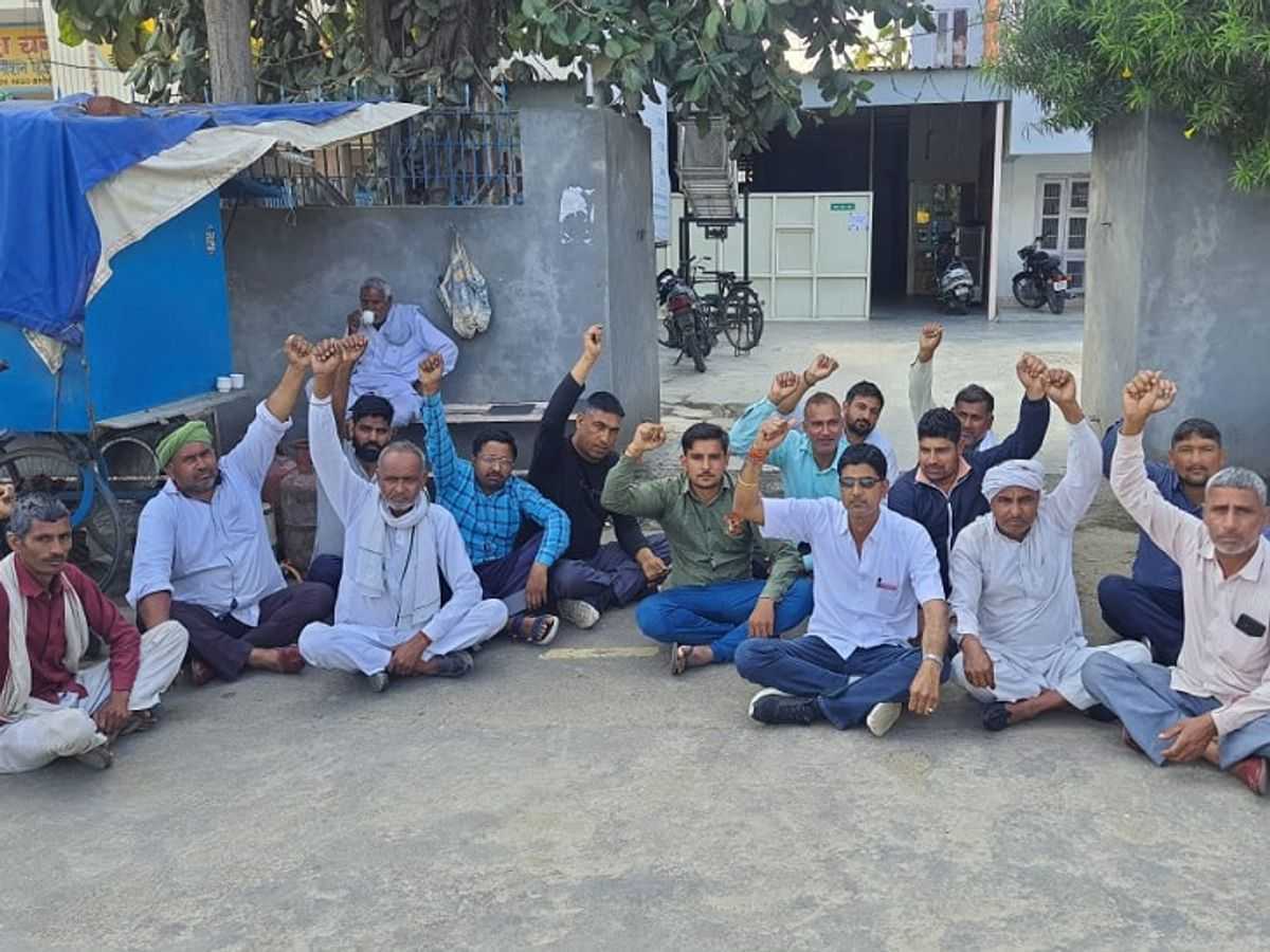 यमुनानगर में धान उठान में देरी पर भड़के किसान, मार्केट कमेटी कार्यालय पर जड़ा ताला